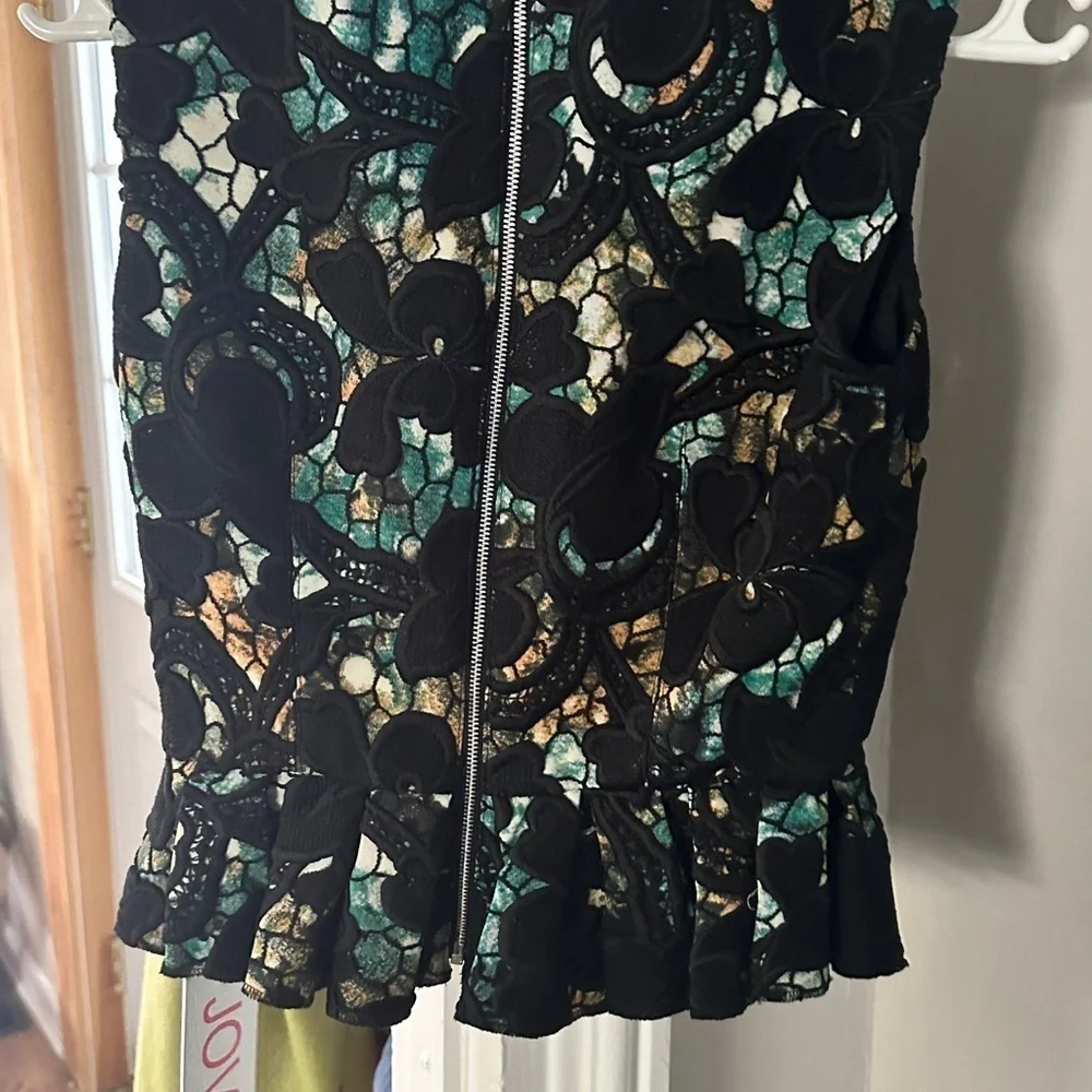 Jovani Masalvi Black and Green Embroidered Top - Size 0 - Picture 7 of 11